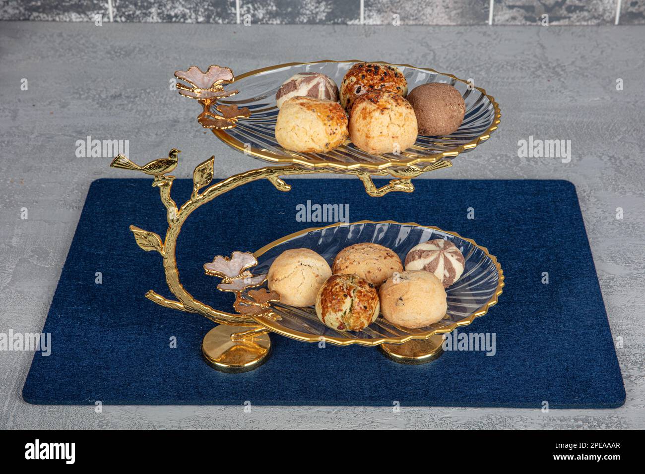 Torta secca e tartufi al cioccolato, biscotti secchi, biscotti. Snack di pasticceria. Torte secche al sesamo, primo piano in panetteria. Foto Stock