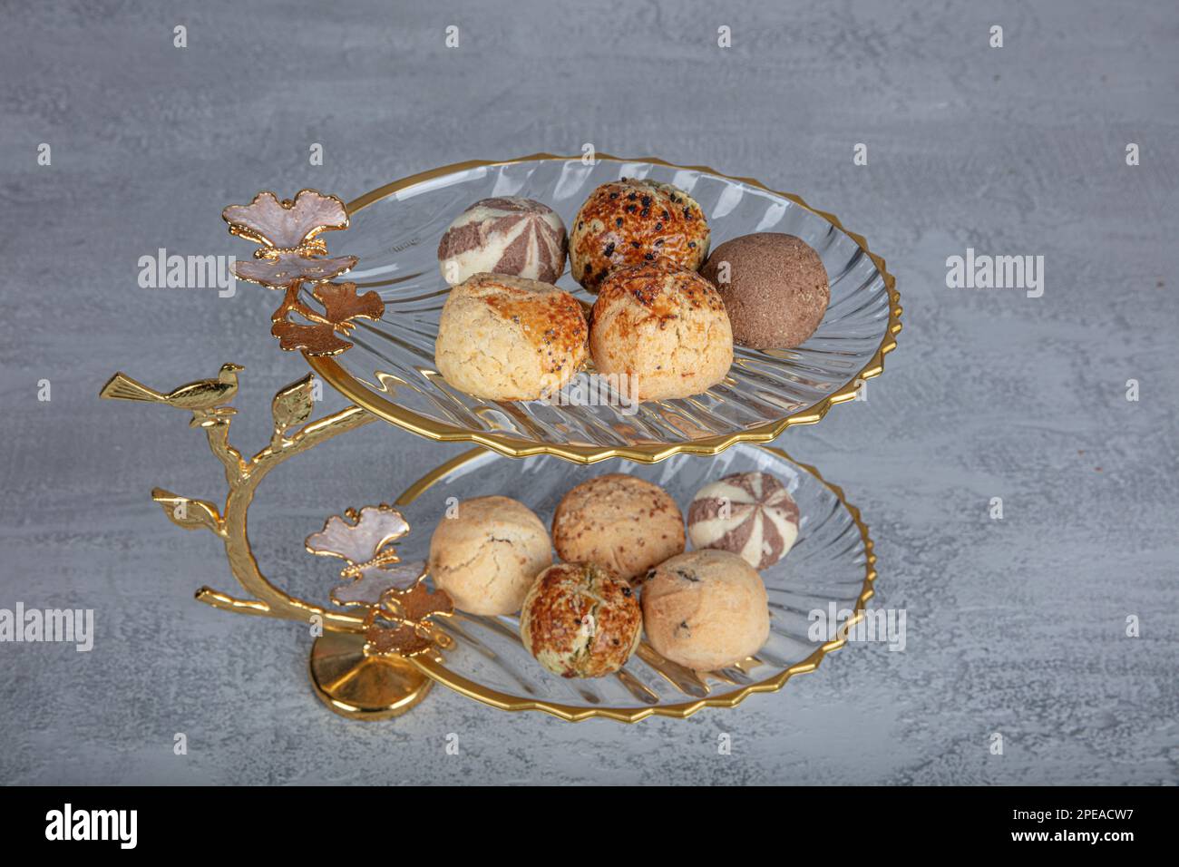 Torta secca e tartufi al cioccolato, biscotti secchi, biscotti. Snack di pasticceria. Torte secche al sesamo, primo piano in panetteria. Foto Stock