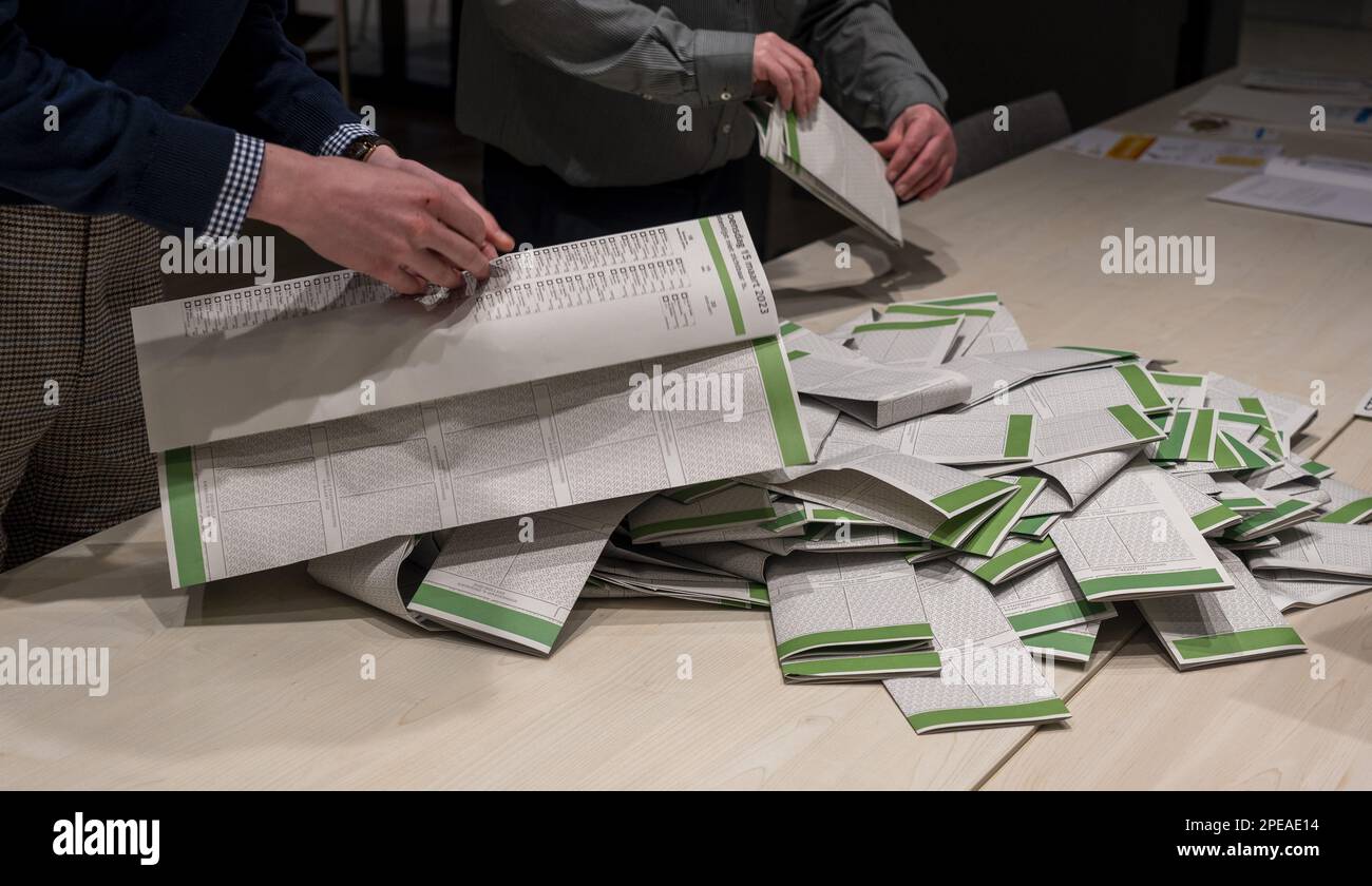 L'AIA - moduli di voto contando i voti per le elezioni del Consiglio Provinciale. ANP LEX VAN LIESHOUT olanda - belgio fuori Foto Stock