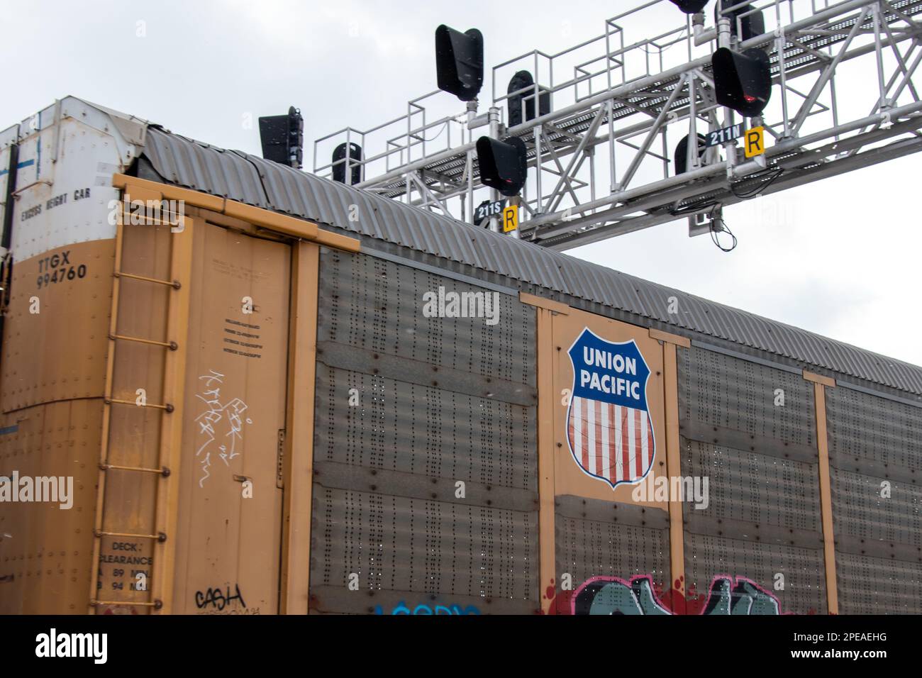 Il logo Union Pacific è visibile sul lato di un vagone ferroviario per il trasporto di automobili in movimento. La Union Pacific è la seconda compagnia ferroviaria più grande degli Stati Uniti. Foto Stock