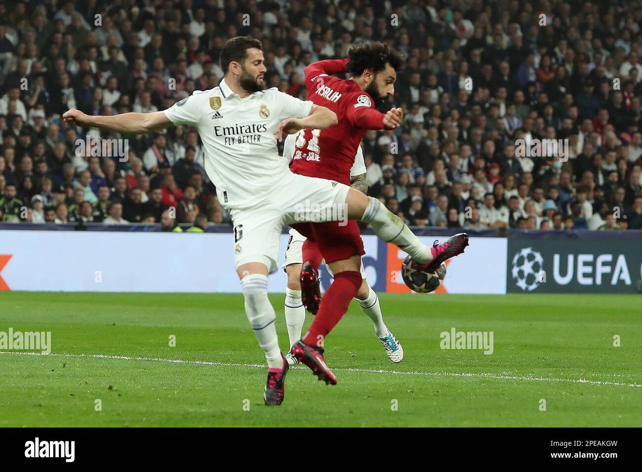 Madrid, Spagna. 15 Mar, 2023. Il M. Salah (R) di Liverpool e il Nacho Fernández (L) del Real Madrid in azione durante il Champions League 2nd LEG Match tra il Real Madrid e il Liverpool FC allo stadio Santiago Bernabeu di Madrid, in Spagna, il 15 marzo 2023. Credit: Edward F. Peters/Alamy Live News Foto Stock