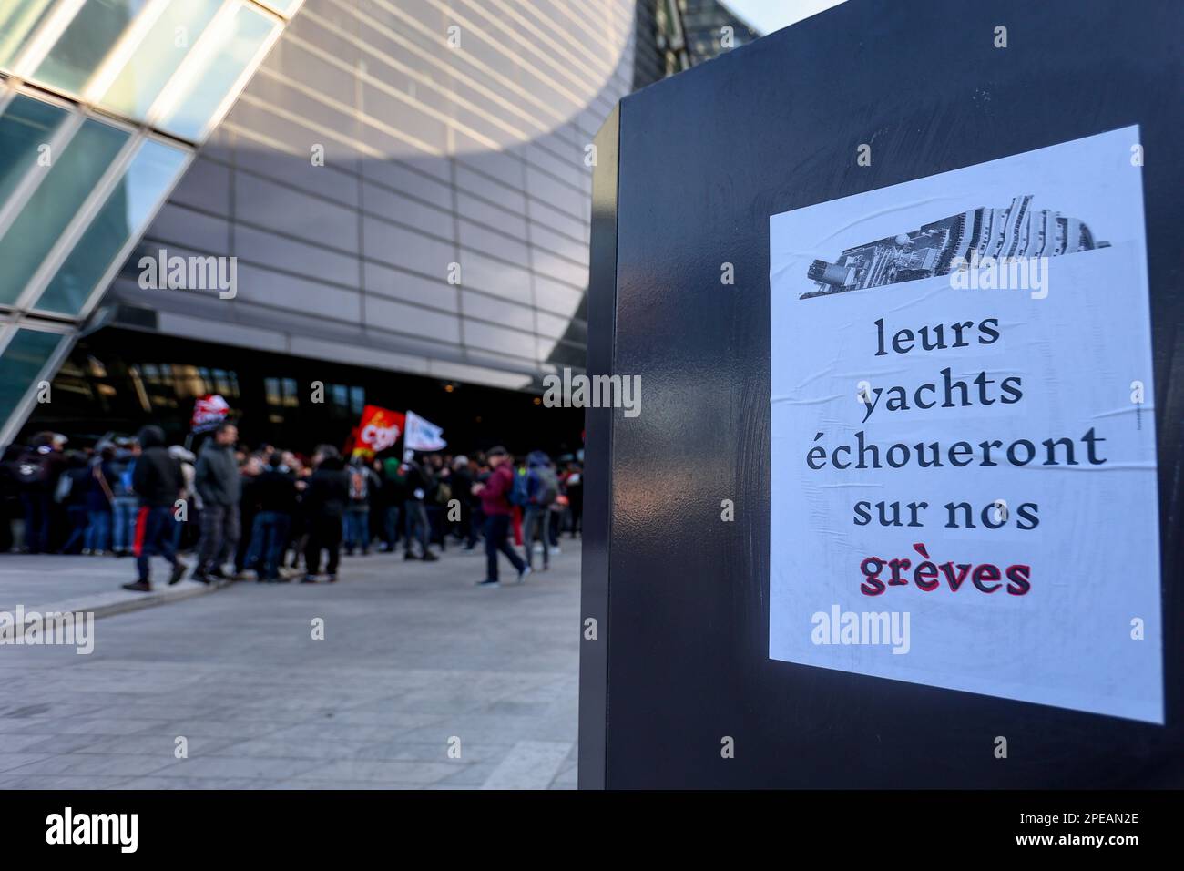 Marsiglia, Francia. 15th Mar, 2023. I manifestanti bloccano l'ingresso alla torre CMA-CGM a Marsiglia. Centinaia di manifestanti hanno bloccato l'ingresso alla torre CMA CGM di Marsiglia. Denunciano gli eccessivi profitti dell'armatore, i cui profitti sono esplosi, più di 23 miliardi di euro nel 2022. Credit: SOPA Images Limited/Alamy Live News Foto Stock