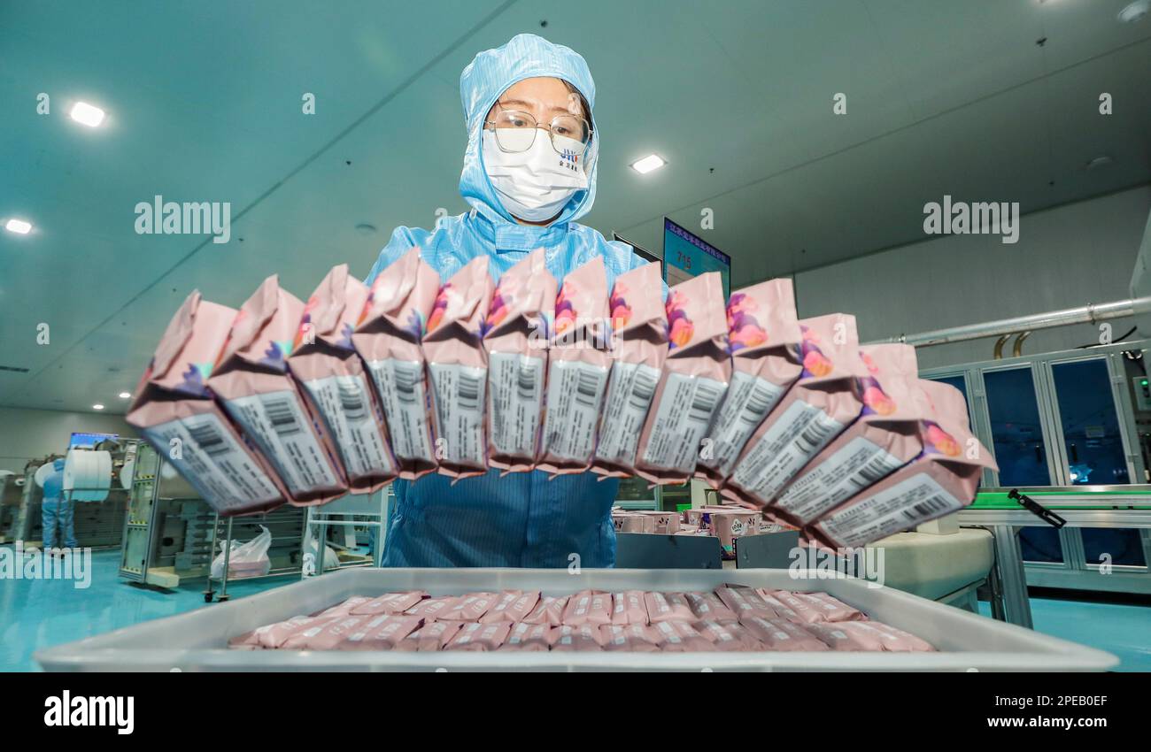 HUAI'AN, CINA - 14 MARZO 2023 - Un lavoratore fa assorbenti igienici in Huai 'an città, provincia di Jiangsu, Cina, 14 marzo 2023. Foto Stock