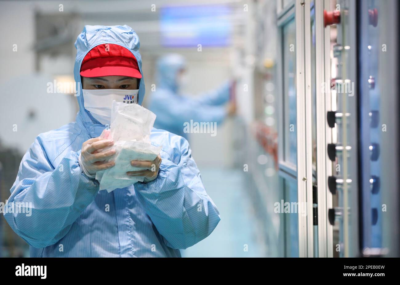 HUAI'AN, CINA - 14 MARZO 2023 - Un lavoratore fa assorbenti igienici in Huai 'an città, provincia di Jiangsu, Cina, 14 marzo 2023. Foto Stock