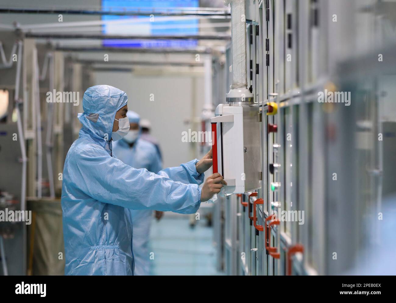 HUAI'AN, CINA - 14 MARZO 2023 - i lavoratori fanno assorbenti igienici nella città di Huai 'an, provincia di Jiangsu, Cina, 14 marzo 2023. Foto Stock