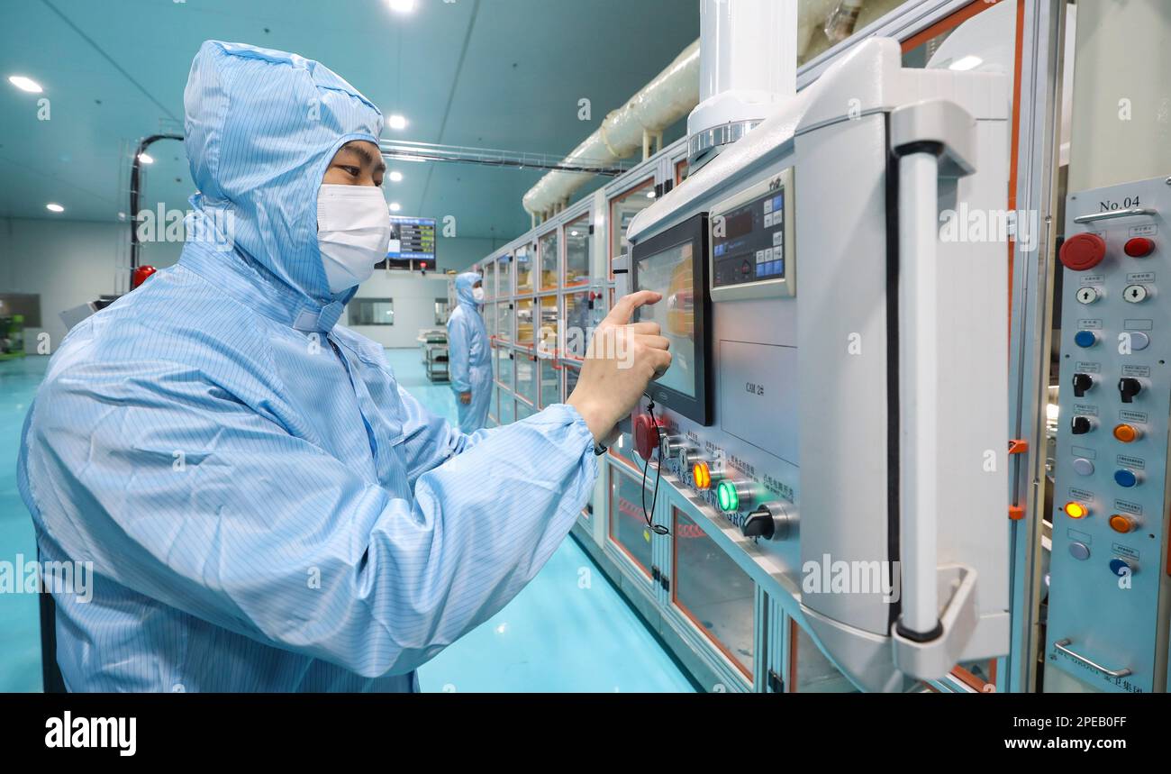 HUAI'AN, CINA - 14 MARZO 2023 - Un lavoratore fa assorbenti igienici in Huai 'an città, provincia di Jiangsu, Cina, 14 marzo 2023. Foto Stock