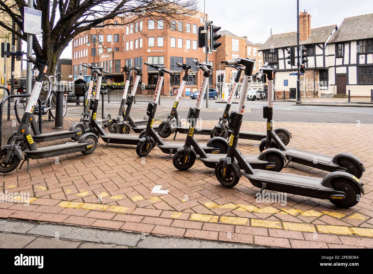 Shrewsbury Shropshire regno unito 20, ottobre 2022 molti scooter elettrici creano caos sulle strette strade di chester Foto Stock