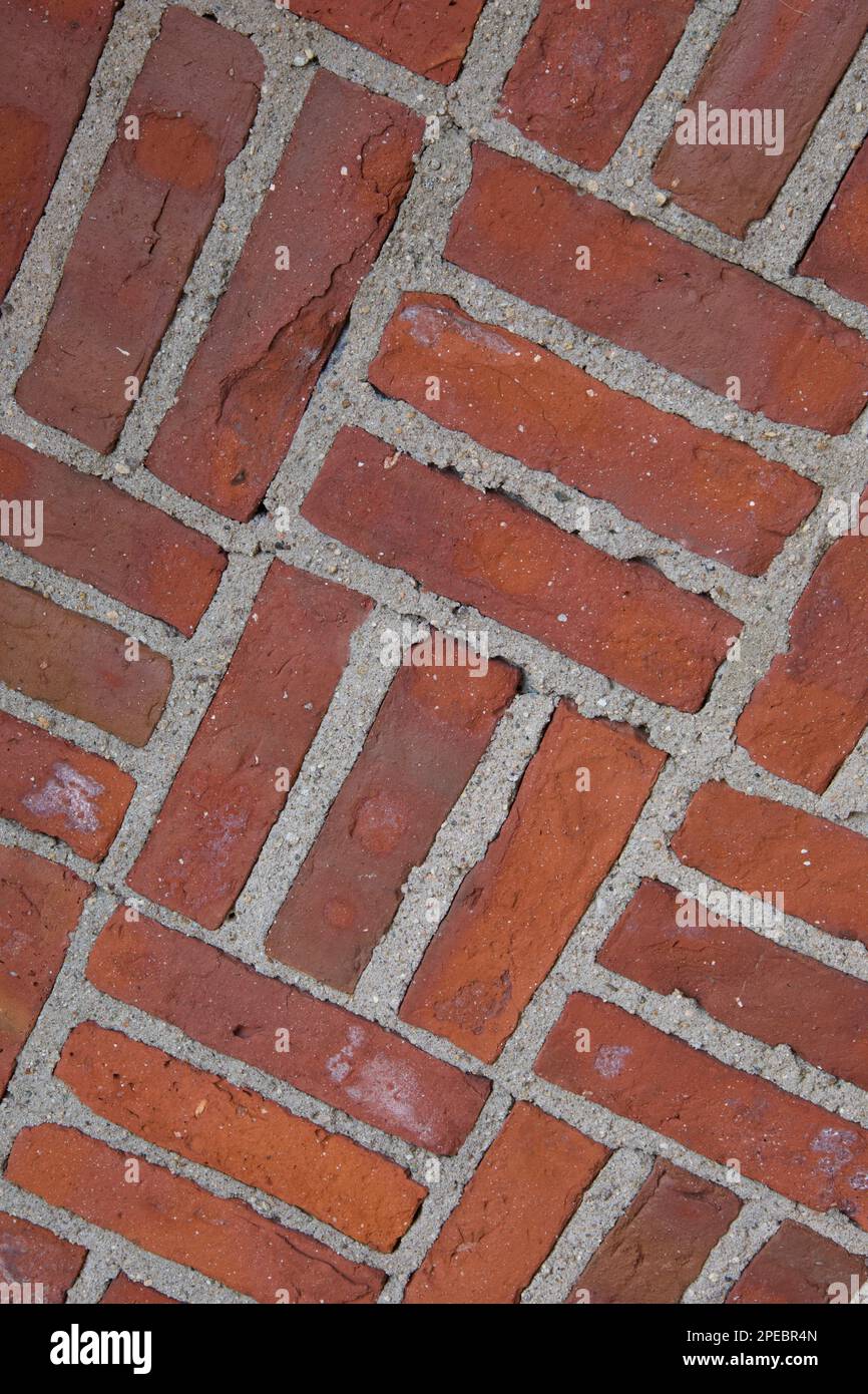 Primo piano del muro di mattoni a tratteggio trasversale. Dal vecchio edificio del New England. Foto scattata da un angolo. Foto Stock