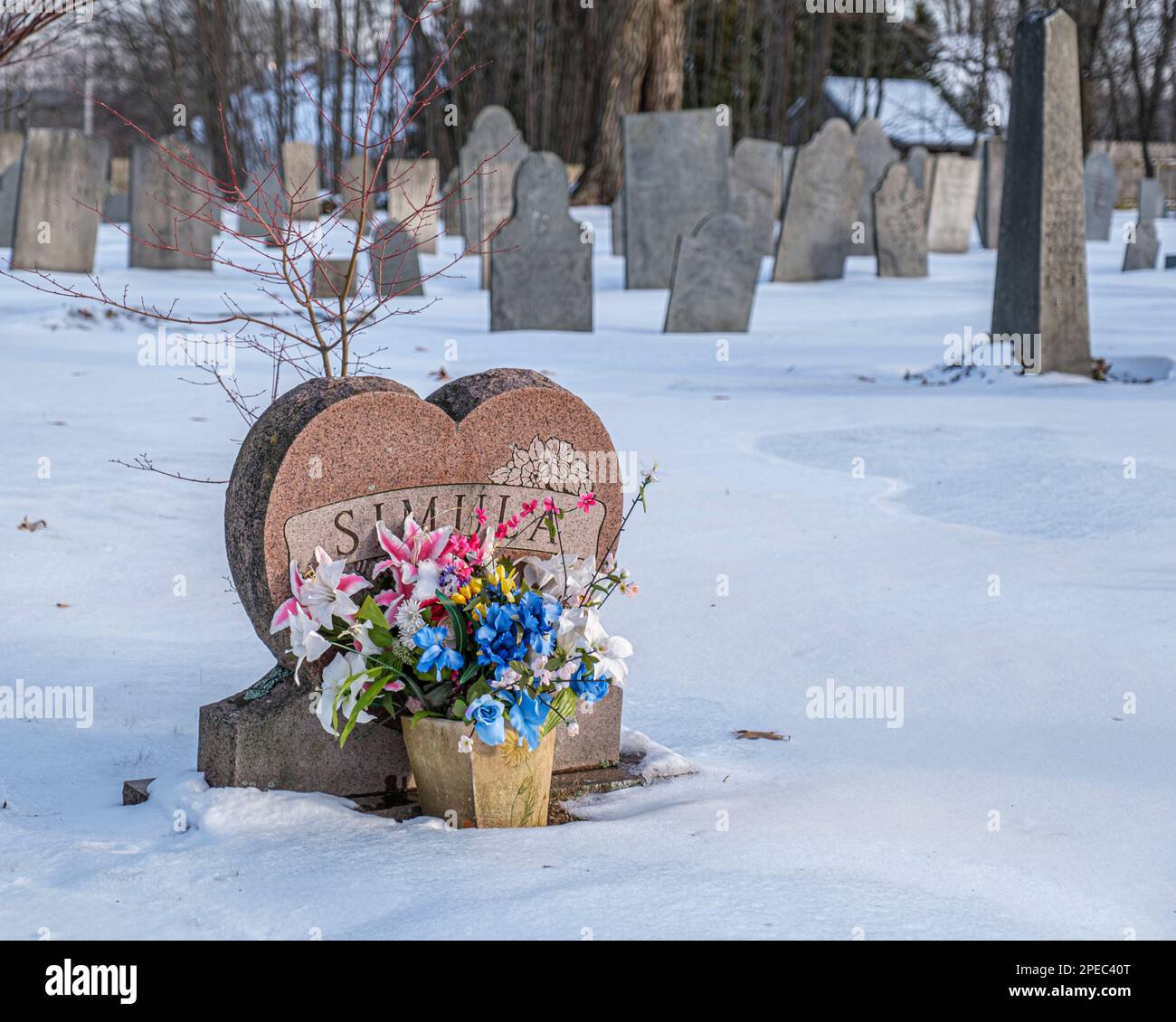 Una sistemazione di fiori di plastica in un vecchio cimitero di Wendell, ma Foto Stock