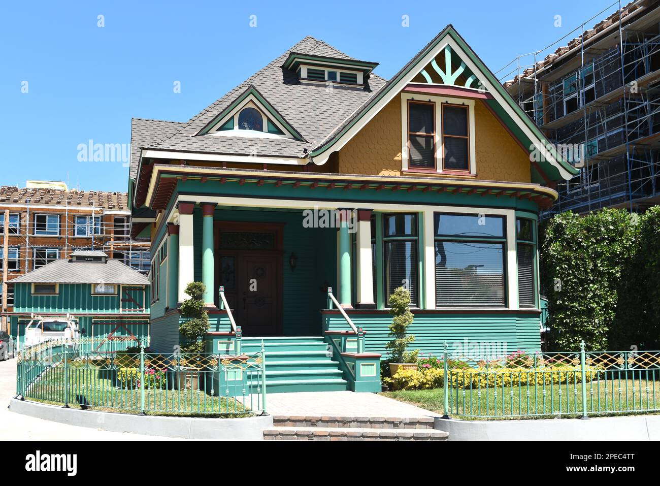 SANTA ANA, CALIFORNIA - 4 LUGLIO 2022: Una casa storica restaurata nel centro di Santa Ana, essendo utilizzato come ufficio business. Foto Stock