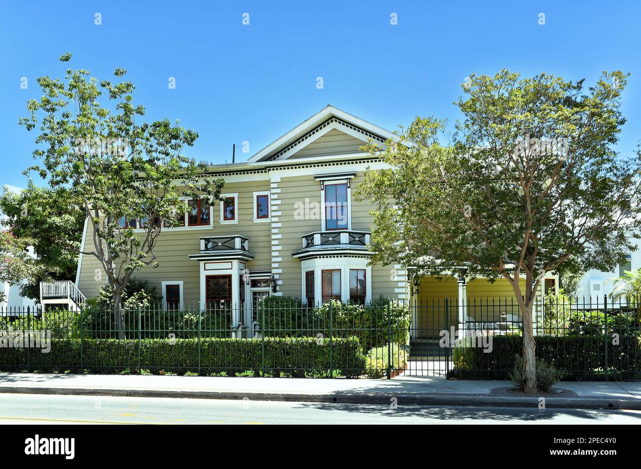 SANTA ANA, CALIFORNIA - 4 Luglio 2022: La storica Casa Minter costruita nel 1877 sulla 3rd Street nel centro di Santa Ana. Foto Stock