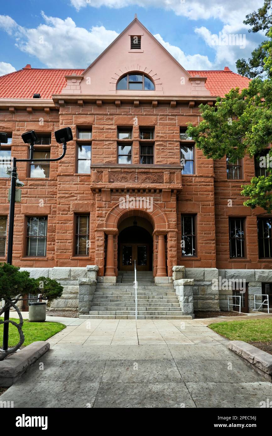 SANTA ANA, CALIFORNIA - 3 MAR 2023: Ingresso laterale all'Old Orange County Courthouse nel centro di Santa Ana. Foto Stock