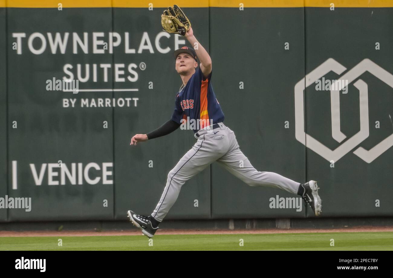 North Port, Stati Uniti. 15th Mar, 2023. Houston Astros ha lasciato il campo Logan Cerny corre giù una palla a volo durante il primo inning di una partita di baseball di allenamento primaverile contro gli Atlanta Braves al CoolToday Park a North Port, Florida, mercoledì 15 marzo 2023. Foto di Steve Nesius/UPI Credit: UPI/Alamy Live News Foto Stock