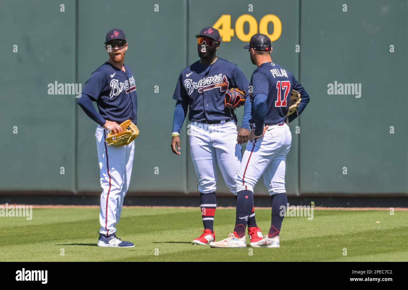 North Port, Stati Uniti. 15th Mar, 2023. Atlanta Braves outfielders Jordan Luplow (L-R), Michael Harris e Kevin Pillar parlano durante un cambio di lancio durante una partita di baseball di allenamento primaverile contro gli Houston Astros al CoolToday Park a North Port, Florida mercoledì 15 marzo 2023. Foto di Steve Nesius/UPI Credit: UPI/Alamy Live News Foto Stock