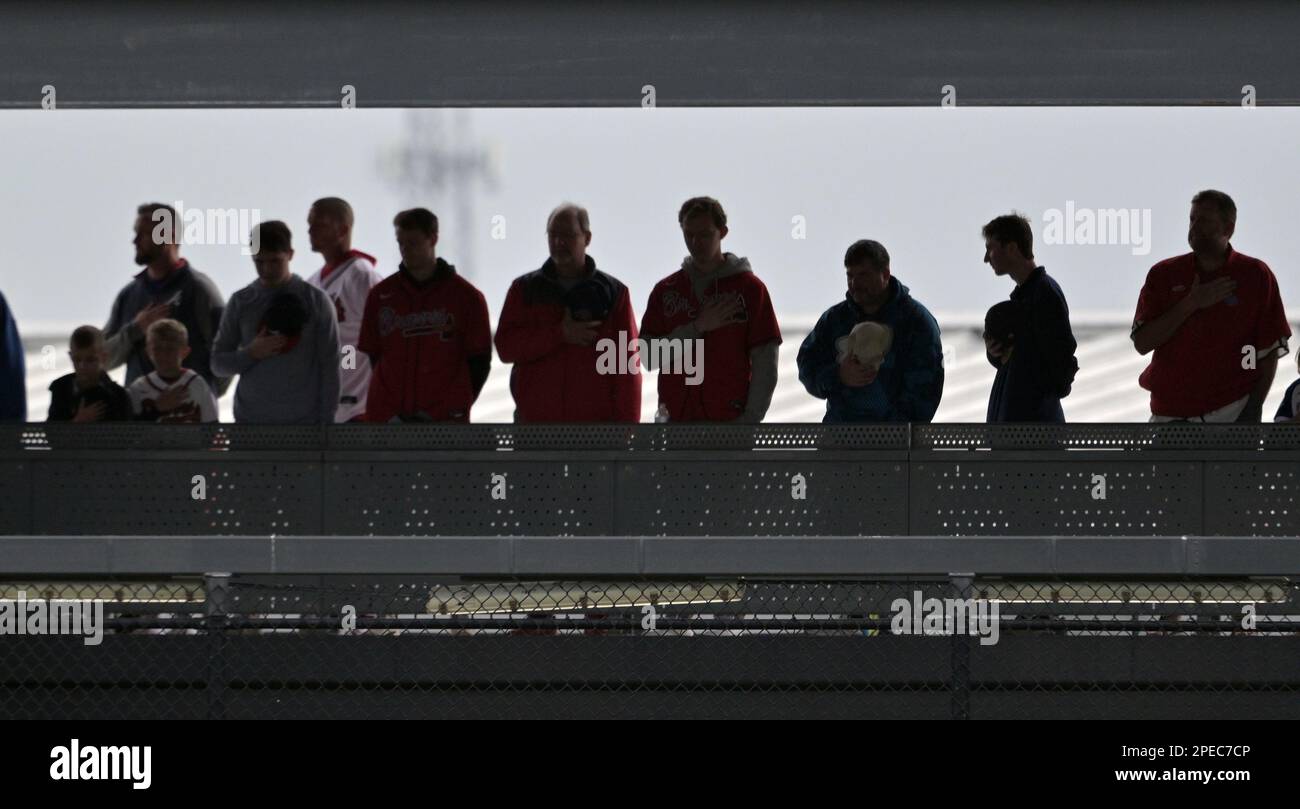North Port, Stati Uniti. 15th Mar, 2023. Gli appassionati di baseball si levano in piedi per l'inno nazionale all'inizio di una partita di baseball di allenamento primaverile tra gli Houston Astros e gli Atlanta Braves al CoolToday Park a North Port, Florida, mercoledì 15 marzo 2023. Foto di Steve Nesius/UPI Credit: UPI/Alamy Live News Foto Stock