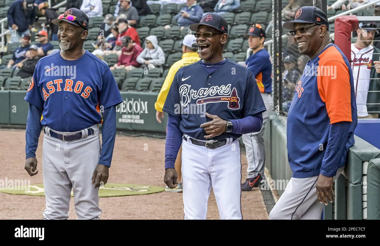 North Port, Stati Uniti. 15th Mar, 2023. Houston Astros Coach Gary Pettis (L), Atlanta Braves Coach Ron Washington (C) e Houston manager Dusty Baker Godetevi una risata guardando un video sul tabellone prima di una partita di baseball di allenamento primaverile al CoolToday Park a North Port, Florida, mercoledì 15 marzo 2023. Foto di Steve Nesius/UPI Credit: UPI/Alamy Live News Foto Stock