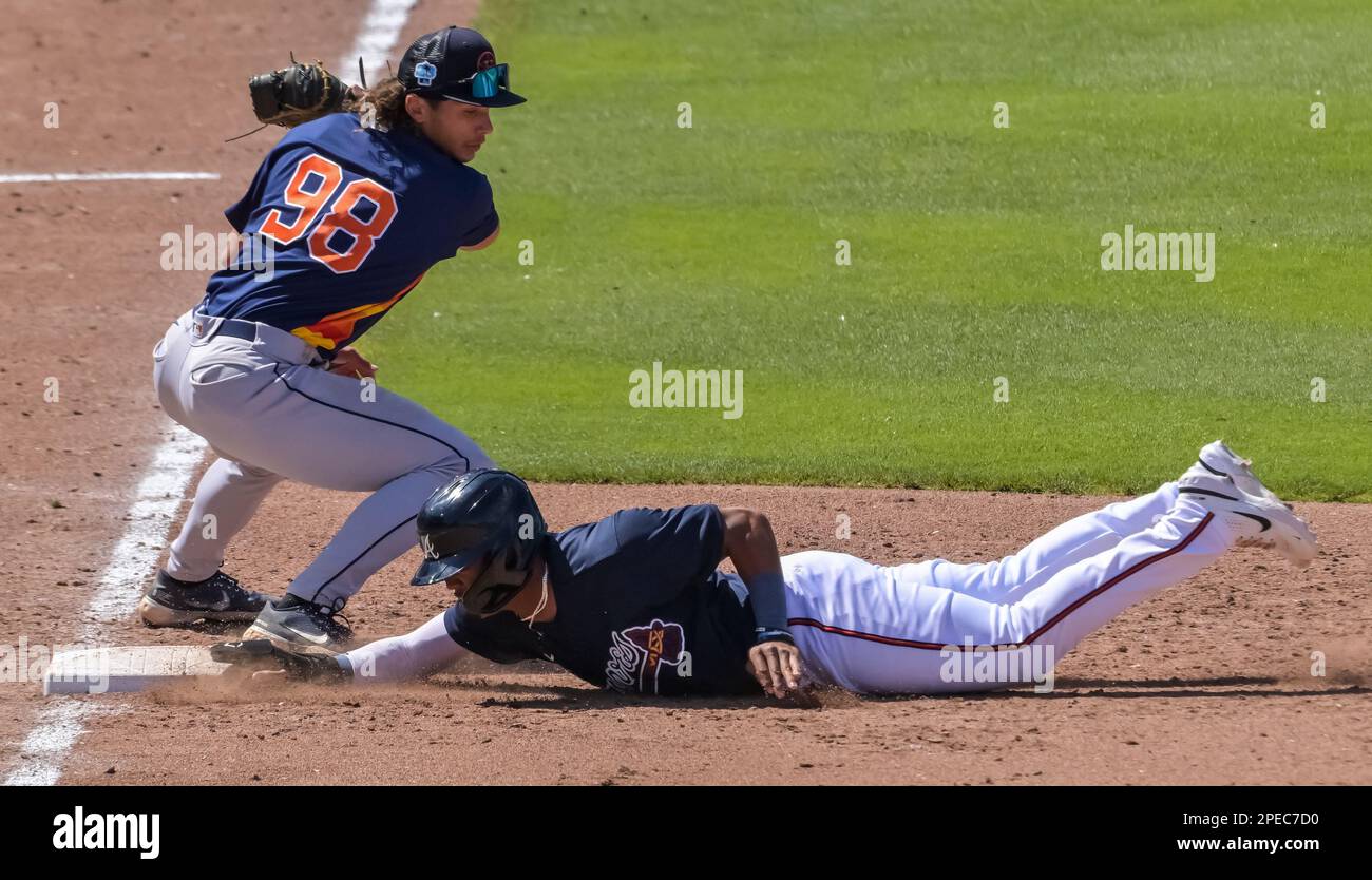 North Port, Stati Uniti. 15th Mar, 2023. Il Keshawn Ogans di Atlanta Braves batte un tiro di lancio per Houston Astros primo bassista Jordan Brewer (98) durante il sesto inning di una partita di baseball di allenamento primaverile al CoolToday Park a North Port, Florida, mercoledì 15 marzo 2023. Foto di Steve Nesius/UPI Credit: UPI/Alamy Live News Foto Stock