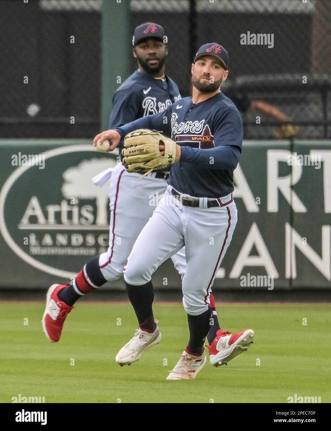 North Port, Stati Uniti. 15th Mar, 2023. Michael Harris (L) di Atlanta Braves sostiene il fielder destro Kevin Pillar durante il primo inning di una partita di baseball di allenamento primaverile contro gli Houston Astros al CoolToday Park a North Port, Florida, mercoledì 15 marzo 2023. Foto di Steve Nesius/UPI Credit: UPI/Alamy Live News Foto Stock