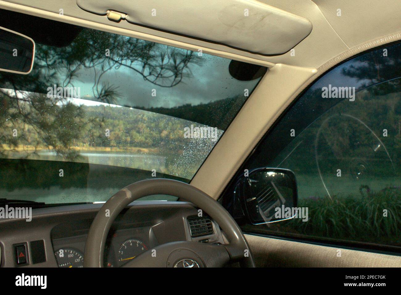 L'interno di un'auto è fotografato in uno sfondo di uno scenario del lago Linow, un lago vulcanico a Lahendong, Tomohon Sud, Tomohon, Sulawesi Nord, Indonesia. Foto Stock