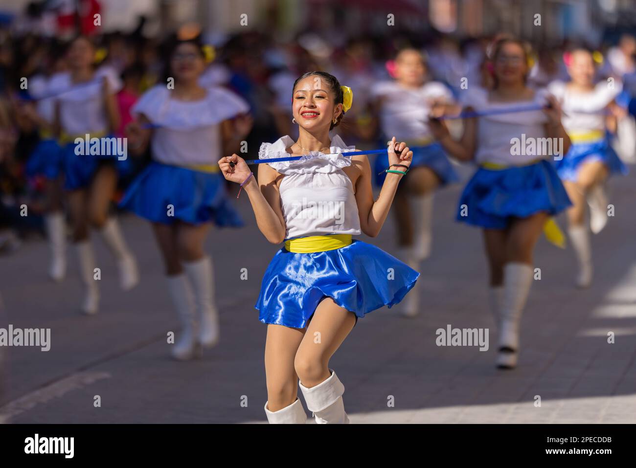 Matamoros, Tamaulipas, Messico - 26 novembre 2022: Il Desfile del 20 de Noviembre, squadra Cheerleader che si esibisce alla sfilata Foto Stock