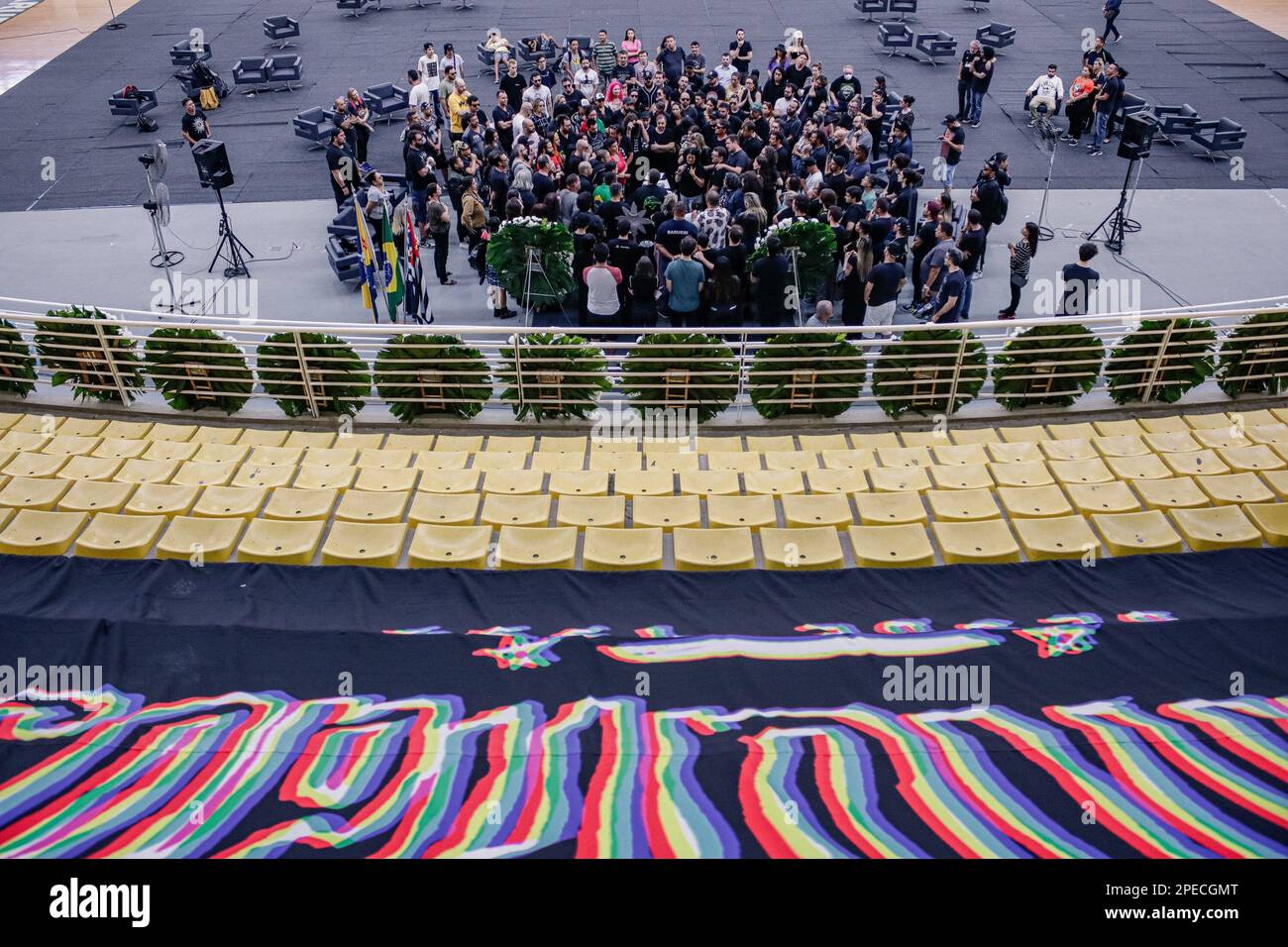 Barueri, San Paolo, Brasile. 15th Mar, 2023. (INT) cerimonia di Wake Keeping del tardo Canisso, bassista della band Raimundos. 15 marzo 2023, Barueri, Sao Paulo, Brasile: La cerimonia di veglia di Canisso, bassista di Raimundos mercoledì, (15), a Jose Correa, palestra a Barueri, San Paolo che è aperta al pubblico e con la presenza della moglie Adriana Toscano, bambini e persone care, membri della sua band e altri musicisti come Supla. Canisso morì lunedì, (13), all'età di 57 anni. La causa della morte fu un attacco di cuore massiccio, secondo Lore, sua figlia di 30 anni. La gente ha portato Foto Stock