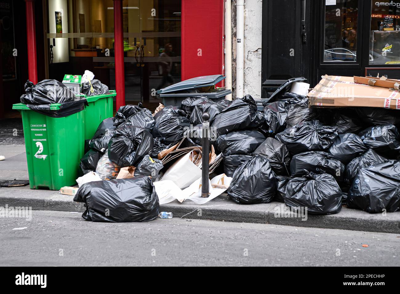 Contenitori pieni il 15 marzo 2023 a Parigi, Francia. Uno sciopero da parte dei collezionisti di rifiuti in Francia ha portato alla raccolta di rifiuti (rifiuti) nelle strade di Parigi, lasciando locali e turisti alla capitale francese che si occupa di eyesores, cattivi odori e pesti di roditori. Negli ultimi 10 giorni, i collezionisti di autorimesse che hanno colpito le riforme governative del sistema pensionistico hanno bloccato sei dei sette inceneritori della regione di Parigi. Credit: Victor Joly/Alamy Live News Foto Stock