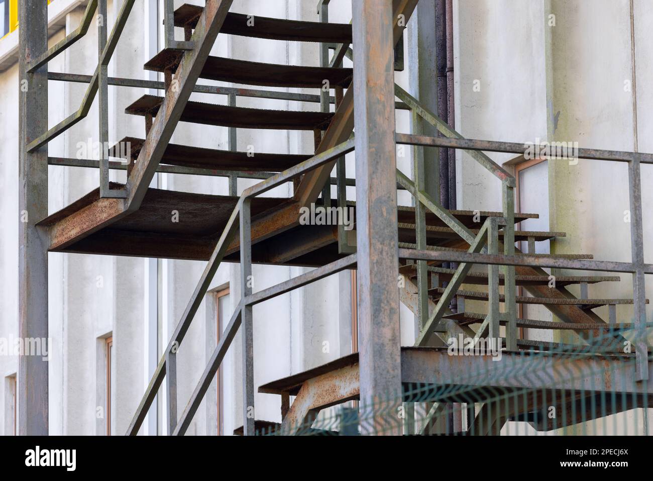 Primo piano di una scala esterna in metallo arrugginito Foto Stock