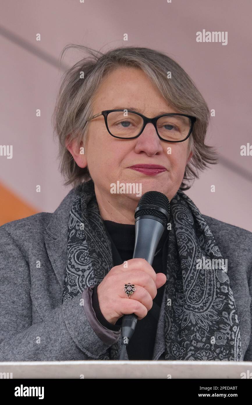 Londra, Regno Unito. 15th marzo, 2023. Natalie Bennett, il collega Green Party si rivolge alla folla del rally Save Our Schools. Migliaia di insegnanti straordinari, Uniti da personale universitario, funzionari pubblici, medici in formazione e altri lavoratori che intraprendono un'azione non industriale hanno marciato attraverso il centro di Londra, concludendo con un rally a Trafalgar Square. I membri della National Education Union sono impressionanti per un aumento degli stipendi al di sopra dell’inflazione e per il miglioramento delle condizioni di lavoro, con gli insegnanti tra i 700.000 lavoratori che oggi escono. Credit: Undicesima ora di Fotografia/Alamy Live News Foto Stock Londra, Regno Unito. 15th marzo, 2023. Natalie Bennett, il collega Green Party si rivolge alla folla del rally Save Our Schools. Migliaia di insegnanti straordinari, Uniti da personale universitario, funzionari pubblici, medici in formazione e altri lavoratori che intraprendono un'azione non industriale hanno marciato attraverso il centro di Londra, concludendo con un rally a Trafalgar Square. I membri della National Education Union sono impressionanti per un aumento degli stipendi al di sopra dell’inflazione e per il miglioramento delle condizioni di lavoro, con gli insegnanti tra i 700.000 lavoratori che oggi escono. Credit: Undicesima ora di Fotografia/Alamy Live News Foto Stock