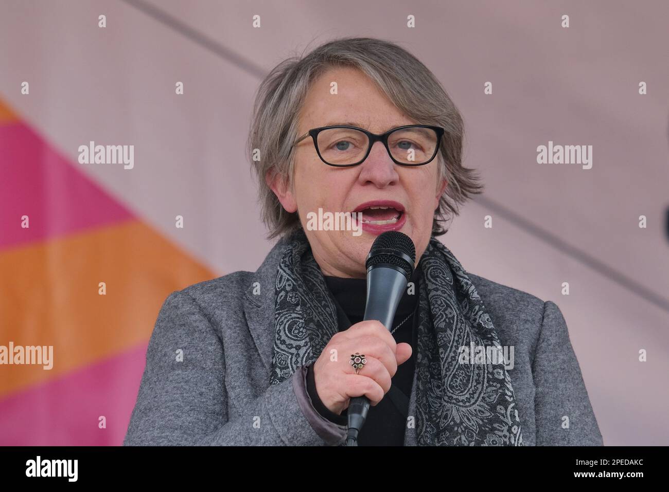 Londra, Regno Unito. 15th marzo, 2023. Natalie Bennett, il collega Green Party si rivolge alla folla del rally Save Our Schools. Migliaia di insegnanti straordinari, Uniti da personale universitario, funzionari pubblici, medici in formazione e altri lavoratori che intraprendono un'azione non industriale hanno marciato attraverso il centro di Londra, concludendo con un rally a Trafalgar Square. I membri della National Education Union sono impressionanti per un aumento degli stipendi al di sopra dell’inflazione e per il miglioramento delle condizioni di lavoro, con gli insegnanti tra i 700.000 lavoratori che oggi escono. Credit: Undicesima ora di Fotografia/Alamy Live News Foto Stock Londra, Regno Unito. 15th marzo, 2023. Natalie Bennett, il collega Green Party si rivolge alla folla del rally Save Our Schools. Migliaia di insegnanti straordinari, Uniti da personale universitario, funzionari pubblici, medici in formazione e altri lavoratori che intraprendono un'azione non industriale hanno marciato attraverso il centro di Londra, concludendo con un rally a Trafalgar Square. I membri della National Education Union sono impressionanti per un aumento degli stipendi al di sopra dell’inflazione e per il miglioramento delle condizioni di lavoro, con gli insegnanti tra i 700.000 lavoratori che oggi escono. Credit: Undicesima ora di Fotografia/Alamy Live News Foto Stock