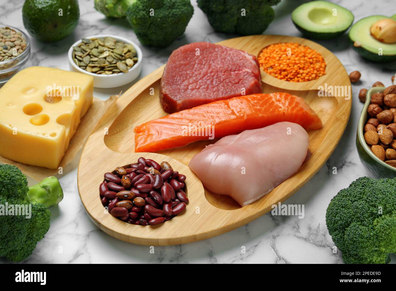 Diversi prodotti freschi su tavolo in marmo bianco. Fonti di amminoacidi essenziali Foto Stock