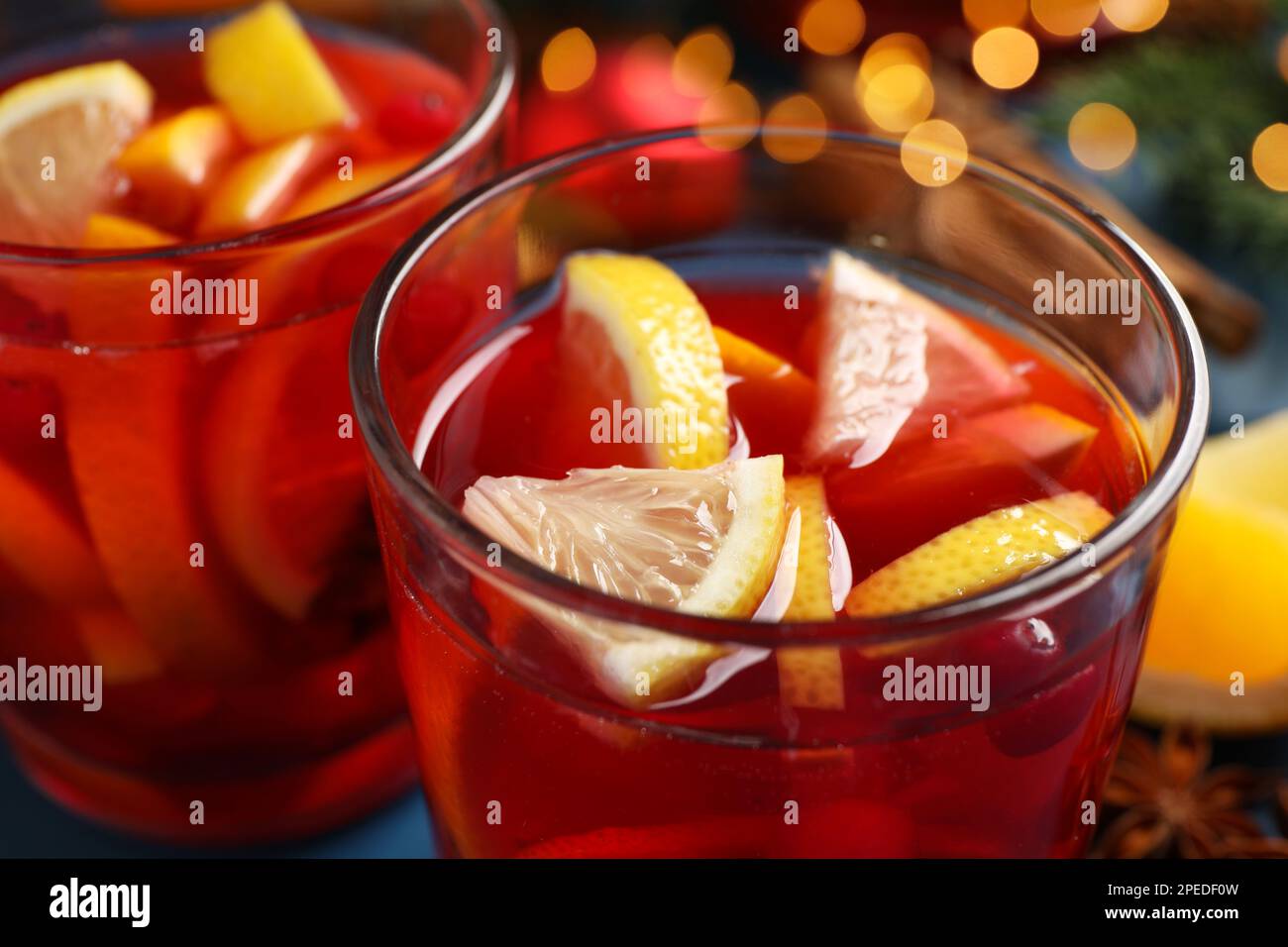 Bicchiere con delizioso punch drink sul tavolo, primo piano Foto Stock