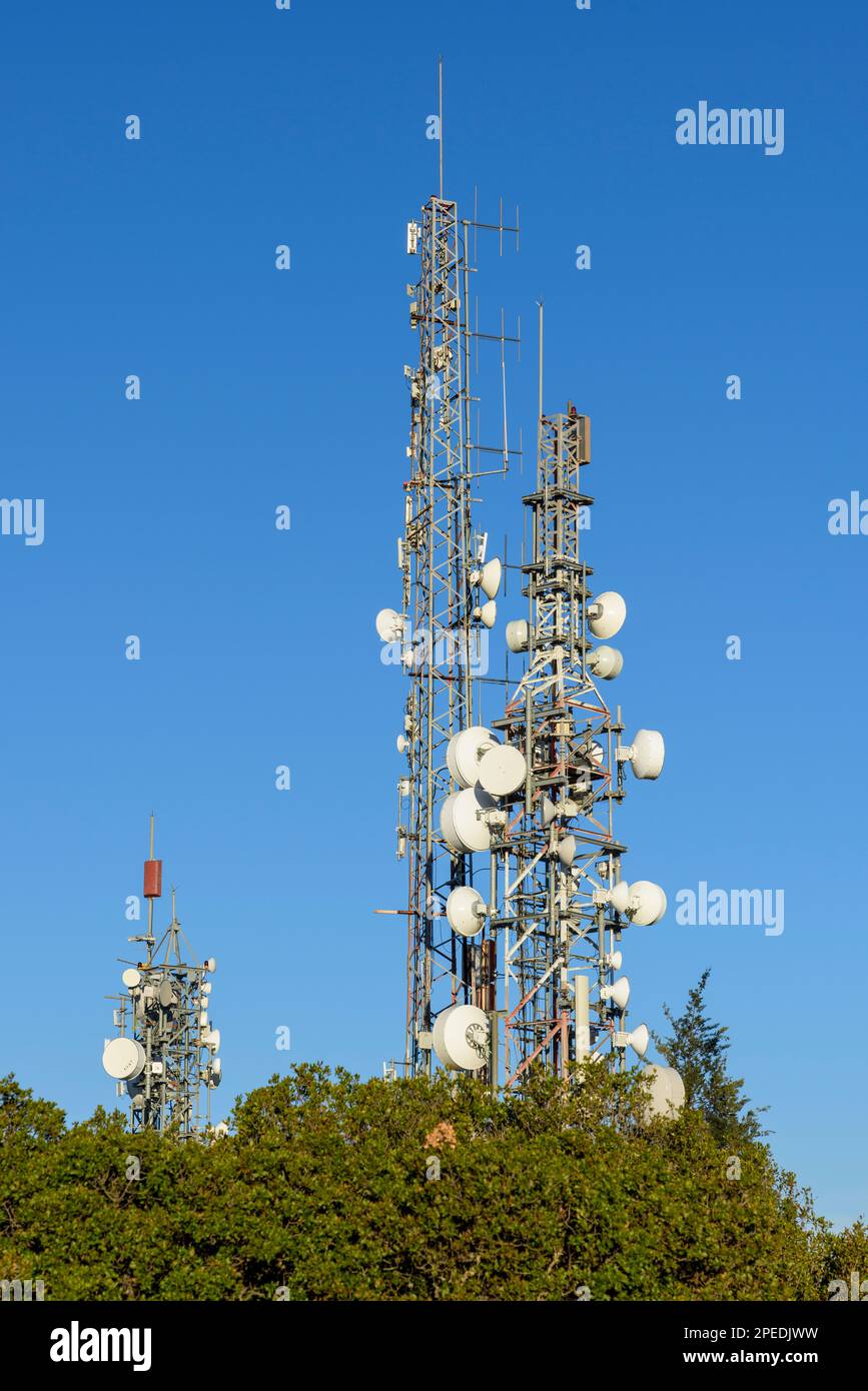 Torres de telecomunicaciones con el azul del cielo de fondo Foto Stock