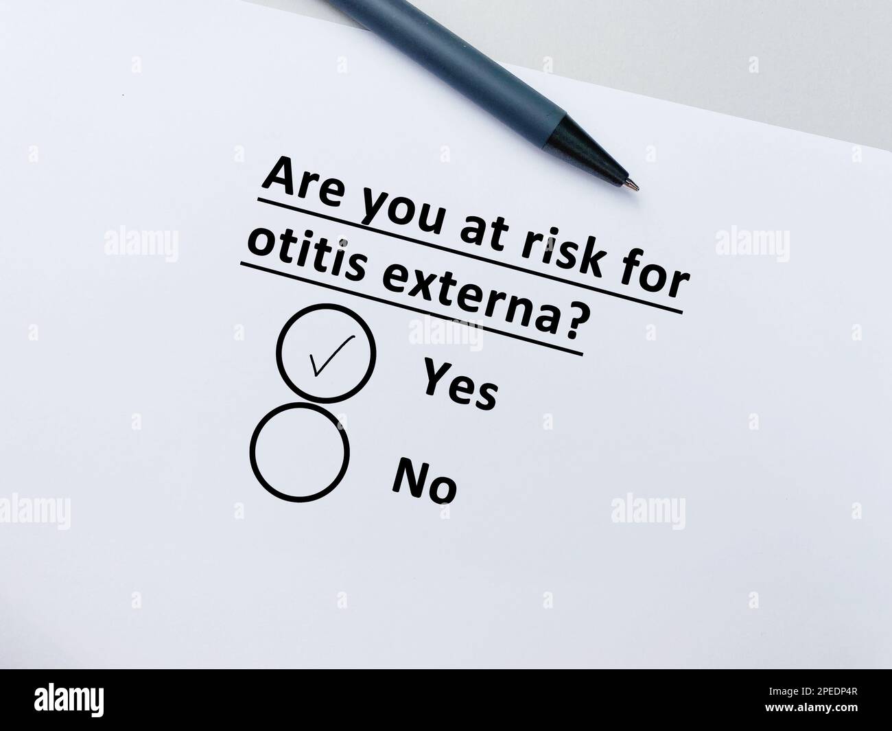 Una persona sta rispondendo alla domanda sulla malattia da ORL. Egli è a rischio di otite esterna. Foto Stock
