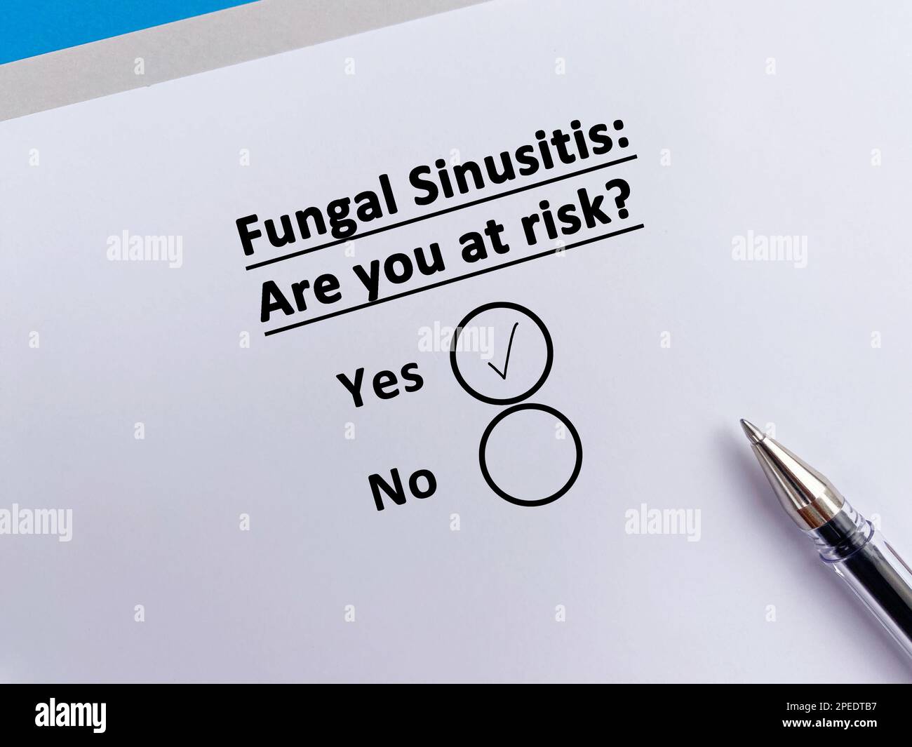 Una persona sta rispondendo alla domanda sulla malattia da ORL. È a rischio di sinusite fungina. Foto Stock