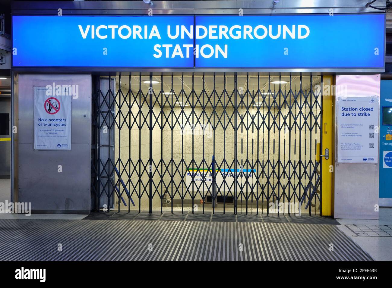 Londra, Regno Unito. 15th marzo, 2023. I cancelli sono chiusi alla stazione della metropolitana di Victoria. Sciopero di 24 ore da parte di membri delle unioni di Aslef e RMT, servizi metropolitani di trasporto chiuso per Londra (TfL), che causano un effetto a catena da un aumento della congestione del traffico stradale, con anche sovraffollamento su autobus e treni fuori terra. Credit: Undicesima ora di Fotografia/Alamy Live News Foto Stock