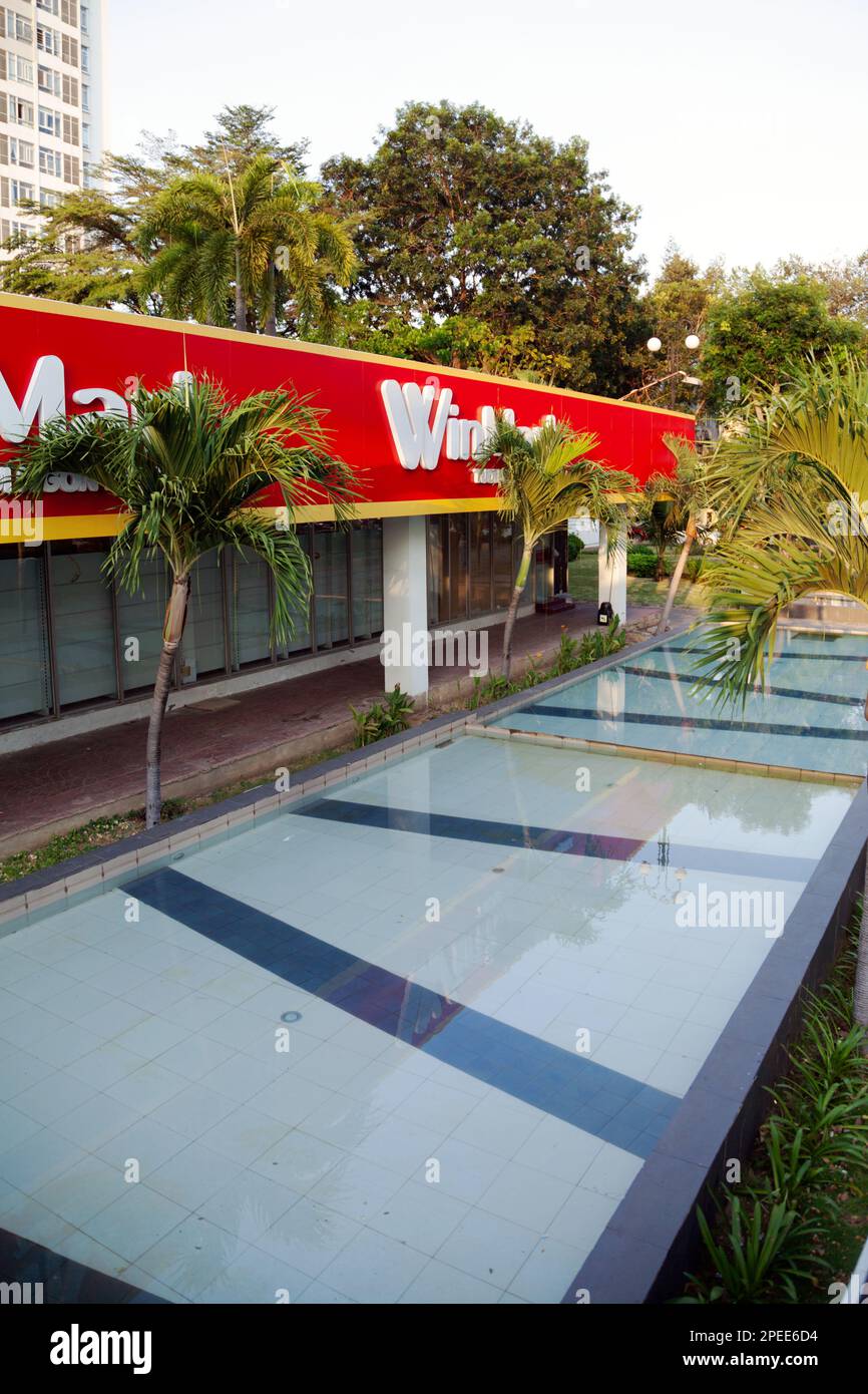 Ho Chi Minh City, Vietnam - 6 febbraio 2023: Logo rosso e bianco su un segno del punto vendita del sistema di vendita al dettaglio Winmart di WinCommerce, il ramo di vendita al dettaglio di Masan Grou Foto Stock
