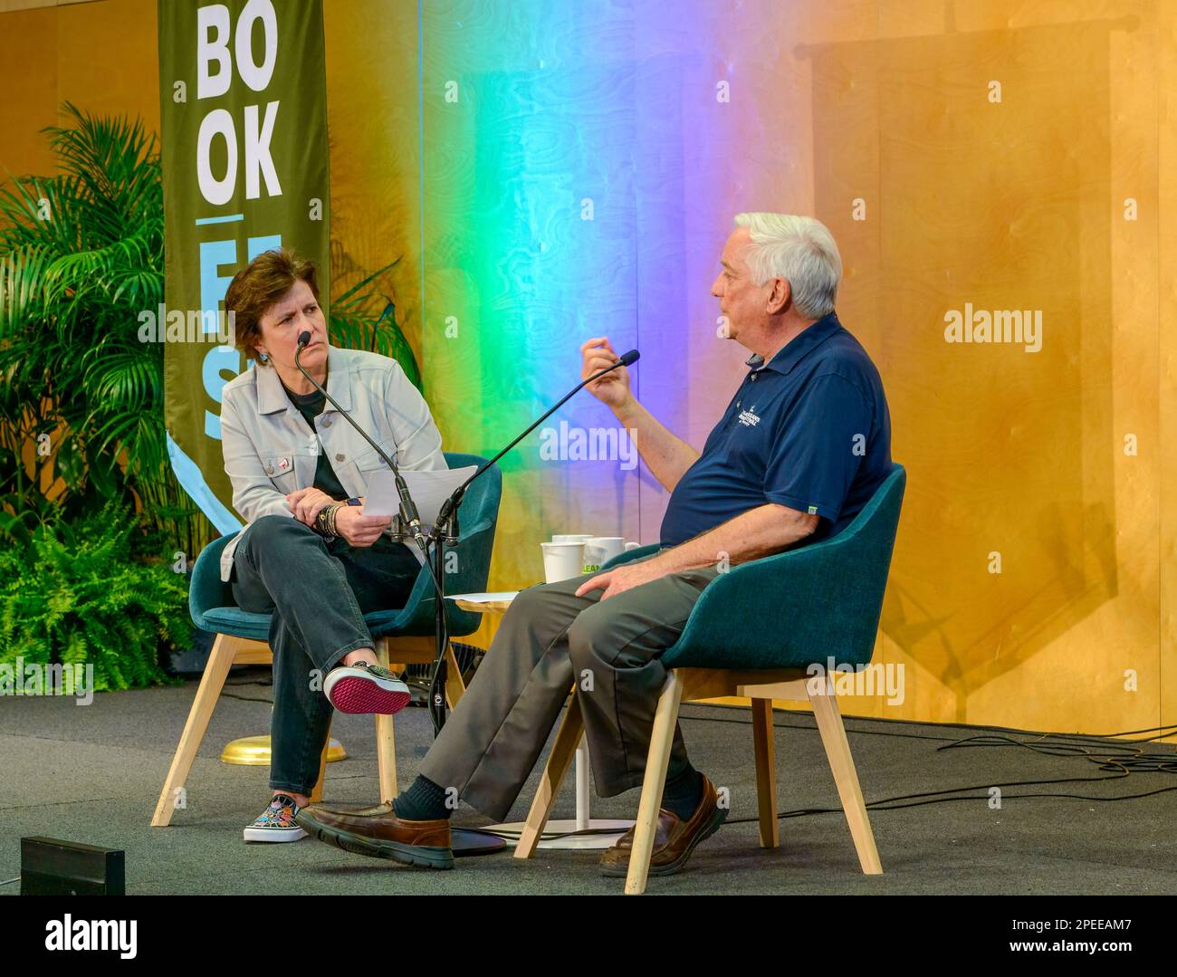 NEW ORLEANS, LA, USA - Walter Isaacson in conversazione con Kara Swisher al New Orleans Book Festival all'Università di Tulane Foto Stock