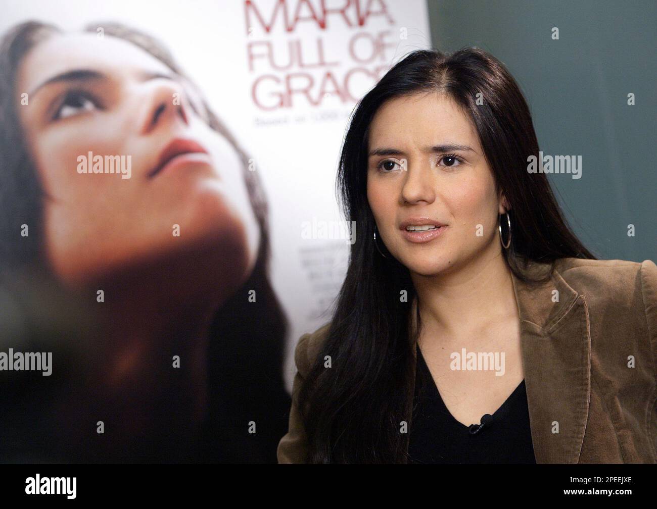 Catalina Sandino Moreno talks during an interview in front of a poster from her movie" Maria Full of Grace" in New York Tuesday, Jan. 25, 2005. Sandino Moreno was nominated for anAcademy Award for best actress for title role in the movie. (AP Photo/Gregory Bull) Foto Stock