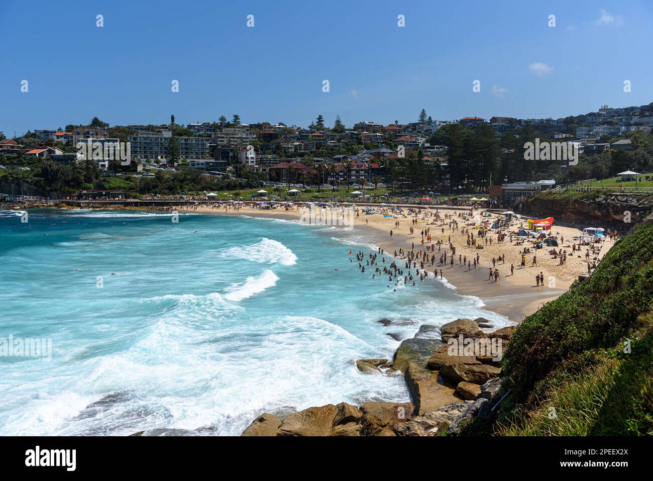 Una vista panoramica di Bronte Beach in estate a Sydney, Australia Foto Stock
