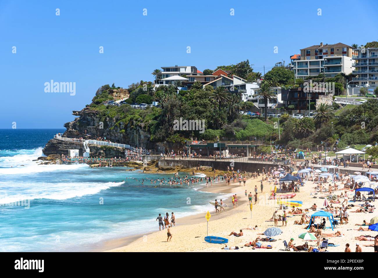 Bronte Beach è affollata di gente in una calda giornata estiva a Sydney, Australia Foto Stock