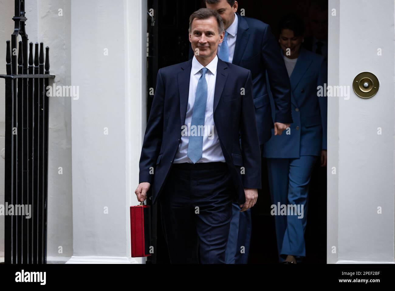 Londra, Regno Unito. 15th Mar, 2023. Il Cancelliere dello scacchiere Jeremy Hunt esce al numero 11 di Downing Street, Londra. I punti salienti del bilancio 2023 sono l'aumento dell'indennità esentasse per le pensioni, che il Cancelliere spera possa contenere il numero di persone che si ritirano, un pacchetto di aiuti per le piscine colpite dall'aumento delle bollette energetiche e modifiche al sostegno all'assistenza all'infanzia per i genitori sul credito universale. Credit: SOPA Images Limited/Alamy Live News Foto Stock