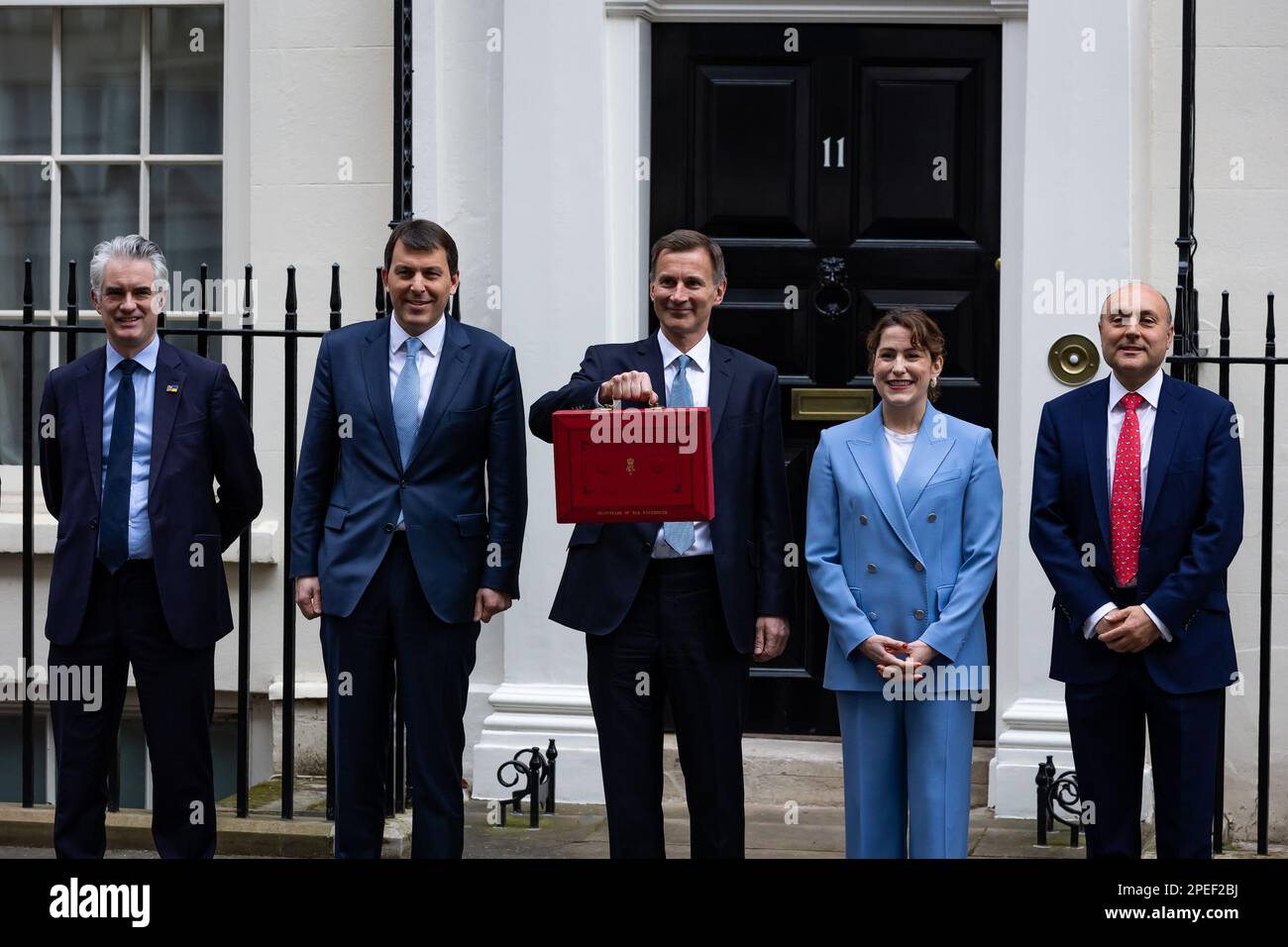 Londra, Regno Unito. 15th Mar, 2023. Il Cancelliere dello scacchiere Jeremy Hunt si pone con la sua squadra ministeriale a Downing Street, Londra. I punti salienti del bilancio 2023 sono l'aumento dell'indennità esentasse per le pensioni, che il Cancelliere spera possa contenere il numero di persone che si ritirano, un pacchetto di aiuti per le piscine colpite dall'aumento delle bollette energetiche e modifiche al sostegno all'assistenza all'infanzia per i genitori sul credito universale. Credit: SOPA Images Limited/Alamy Live News Foto Stock