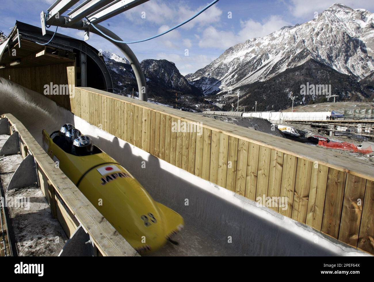 Four-man bobsleigh Japan 2 speeds on during a training session of the 2005 bobsleigh World Cup at the Cesana-Pariol track, northern Italy, Thursday, Jan. 20, 2005. Cesana-Pariol will host the Skeleton and Bobsleigh competions at the upcoming Turin 2006 winter Olympic Games. (AP Photo/Andrew Medichini) Foto Stock