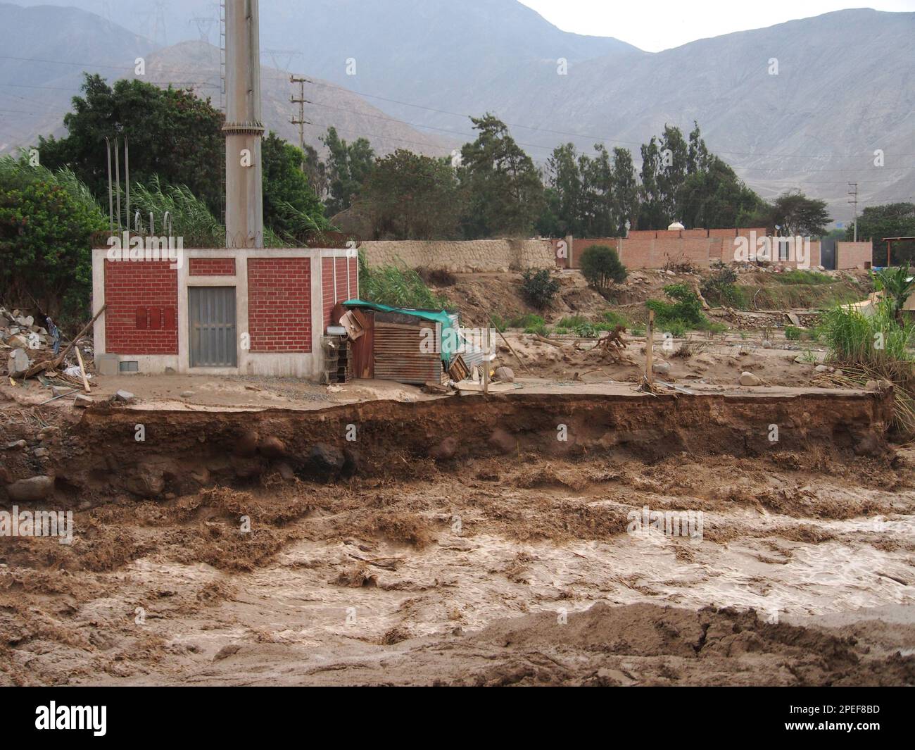 Lo straripamento di un fiume in procinto di distruggere una stazione di telecomunicazioni nella città rurale di Tambo Inga a causa di inondazioni e frane causate dalle pesanti piogge del ciclone Yaku, nella periferia di Lima. Il ciclone Yaku è presente nel Pacifico del Sud al largo delle coste del Perù, dove interessa alcune province costiere. Fenomeni simili non si sono verificati per diversi decenni a Lima, una città situata sulla costa deserta del Pacifico, che manca di precipitazioni e normalmente non accumula, in un intero anno di precipitazioni, più di due litri d'acqua per metro quadrato. Foto Stock