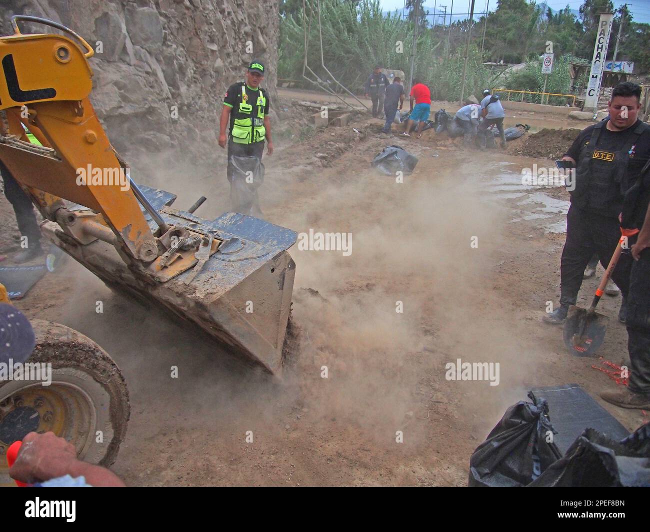 Il personale del comune che cerca di contenere, con macchinari pesanti, una frana dovuta a inondazioni e frana causata dalle forti piogge del ciclone Yaku, nella periferia di Lima. Il ciclone Yaku è presente nel Pacifico del Sud al largo delle coste del Perù, dove interessa alcune province costiere. Fenomeni simili non si sono verificati per diversi decenni a Lima, una città situata sulla costa deserta del Pacifico, che manca di precipitazioni e normalmente non accumula, in un intero anno di precipitazioni, più di due litri d'acqua per metro quadrato. Foto Stock