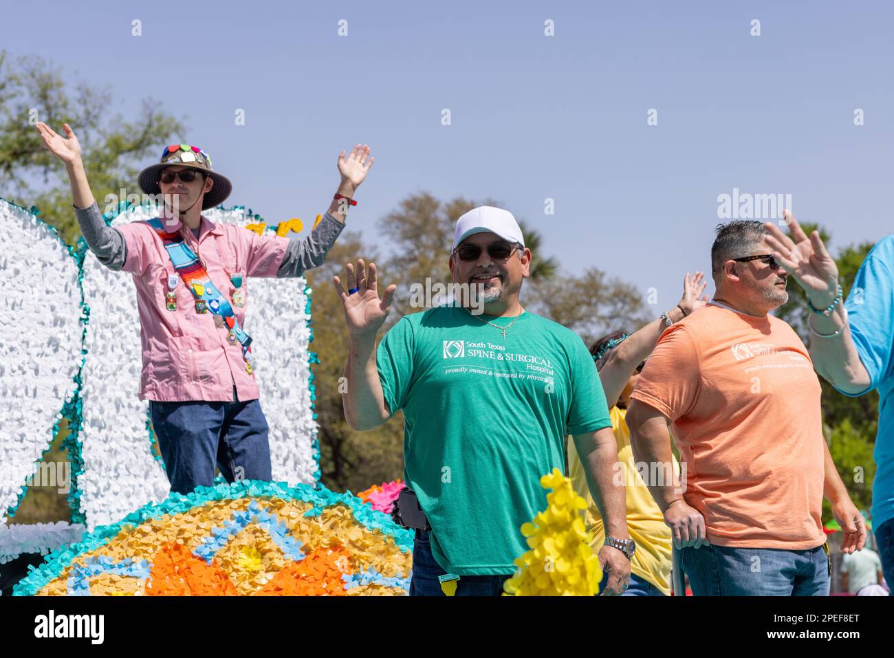 San Antonio, Texas, USA - 8 aprile 2022: La Battaglia dei Fiori Parade, uomini in galleggiante che promuovono il South Texas spine and Surgical Hospital Foto Stock