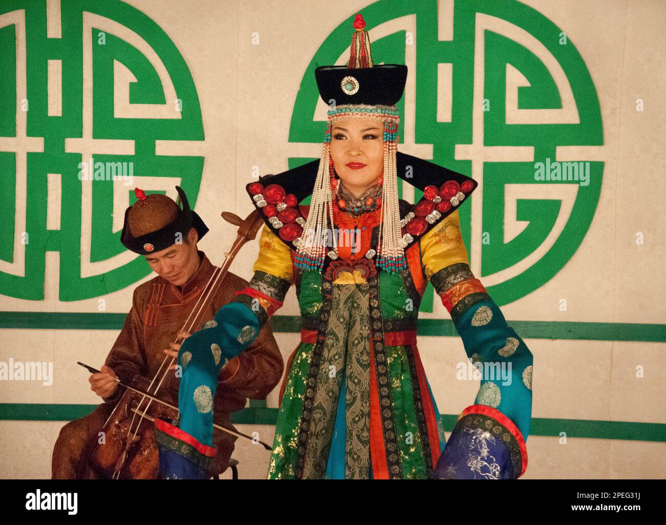 Tumen Ekh National Cultural Ensemble performance a Ulaanbaatar, Mongolia Foto Stock