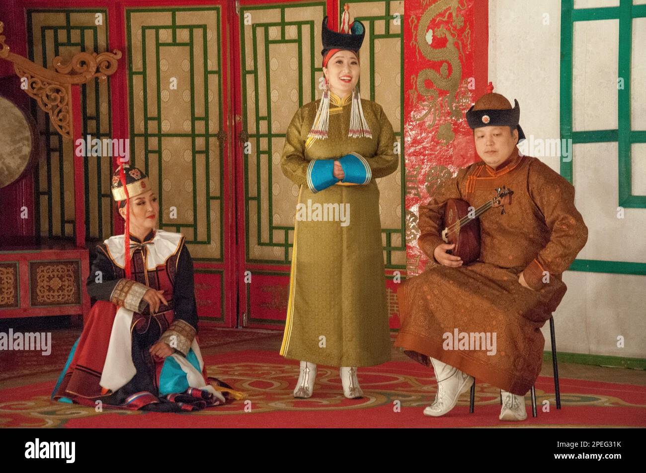 Tumen Ekh National Cultural Ensemble performance a Ulaanbaatar, Mongolia Foto Stock