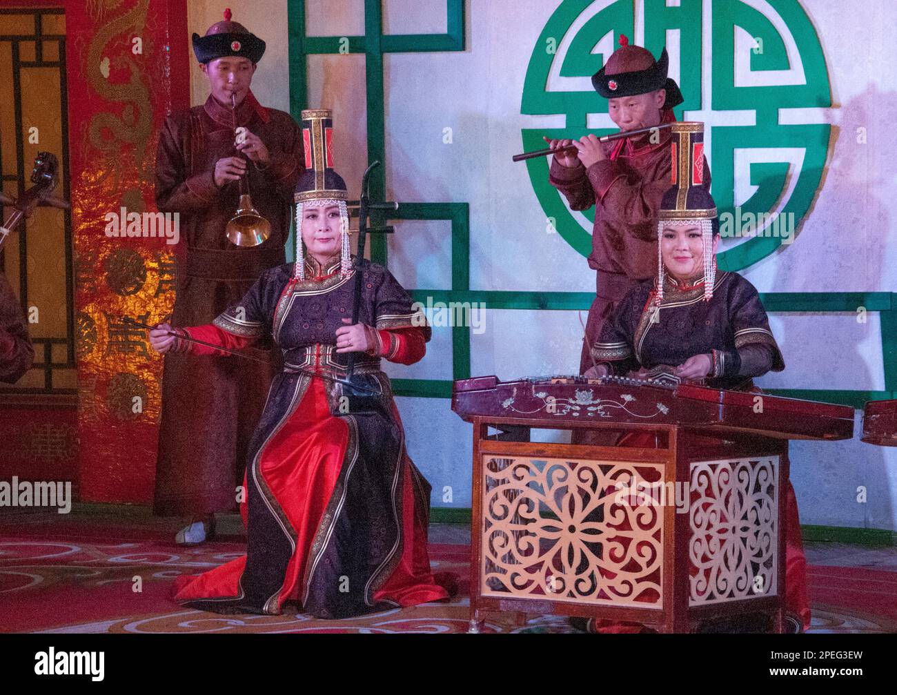 Tumen Ekh National Cultural Ensemble performance a Ulaanbaatar, Mongolia Foto Stock