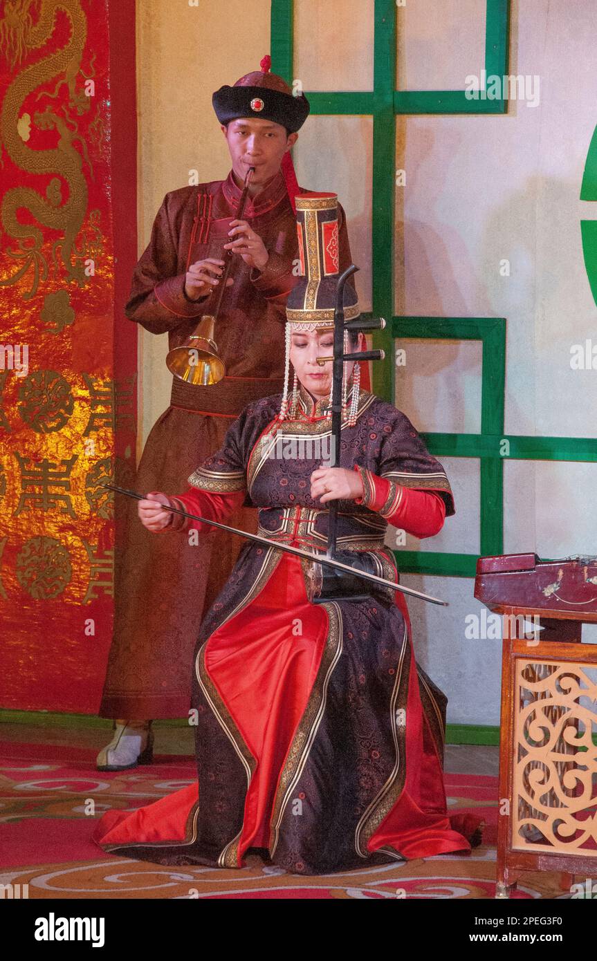 Tumen Ekh National Cultural Ensemble performance a Ulaanbaatar, Mongolia Foto Stock